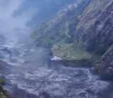 Nepal'de meydana gelen sel korkun&ccedil; g&ouml;r&uuml;nt&uuml;lere sahne oldu