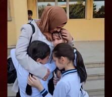 21 yıllık &ouml;ğretmene baş&ouml;rt&uuml;s&uuml; engeli! &Ouml;ğrencileriyle vedalaşırken g&ouml;zyaşları sel oldu