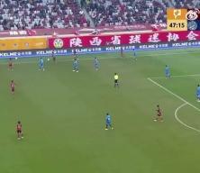&Ccedil;in liginde inanılmaz anlar: Aynı anda iki top ağlarla buluştu