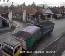 Endonezya'da freni boşalan kum kamyonu dehşet sa&ccedil;tı: Feci kazada gen&ccedil; &ccedil;ift can verdi!