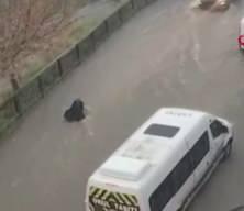Esenyurt'ta can pazarı: Suya kapılan kadını b&ouml;yle kurtardılar