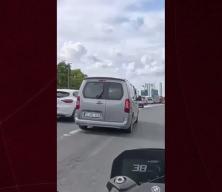  Hatalı s&uuml;r&uuml;c&uuml;den motosikletliye şoke eden tepki