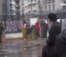 Arjantin'de binlerce kişi h&uuml;k&uuml;metin eğitimdeki b&uuml;t&ccedil;e kesintisini protesto etti