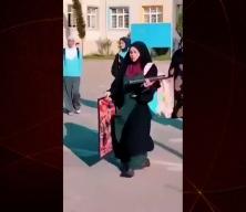 Babası Karabağ'da şehit oldu, kızı okula alınmadı! Bak&uuml;'de vicdanları yaralayan anlar