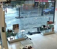 Beylikd&uuml;z&uuml;'nde şiddetli r&uuml;zgar d&uuml;kkanın cam kapısını kırdı