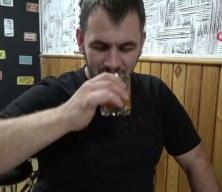 B&ouml;yle acı sevdası g&ouml;r&uuml;lmedi! S&uuml;tlacın &uuml;st&uuml;ne pul biber serpip yiyor!