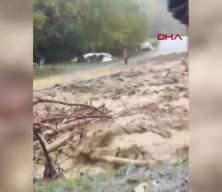 Erzincan&rsquo;da sağanak sele neden oldu; Erzurum kara yolu tek y&ouml;nl&uuml; ulaşıma kapatıldı