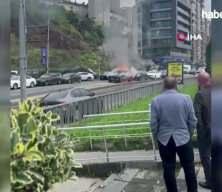 Ey&uuml;psultan'da park halindeki ara&ccedil; alevlere teslim oldu