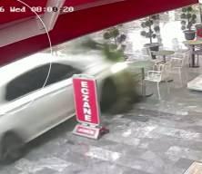 Sakarya'da kontrolden &ccedil;ıkan otomobil az kalsın faciaya neden oluyordu