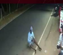 Hindistan'da feci kaza kamerada: Savrulan motosiklet yayaya &ccedil;arptı