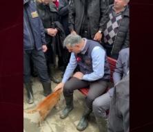 İ&ccedil;işleri Bakanı Mustafa &Ccedil;ift&ccedil;i&rsquo;den sel b&ouml;lgesinde y&uuml;rek ısıtan kare: Her can bize emanet