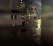 İstanbul felaketi yaşadı! Sel sularında can savaşı: Vatandaşları halatla kurtardılar