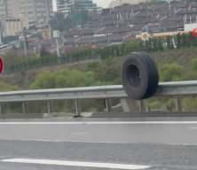 İstanbul'da tırdan kopan lastik trafikte tehlike sa&ccedil;tı
