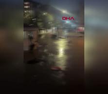 İstanbul'da yağmurla beraber inanılmaz g&ouml;r&uuml;nt&uuml;ler: Ara&ccedil;lar s&uuml;r&uuml;klendi, mahsur kalanlar halatlarla kurtarıldı!