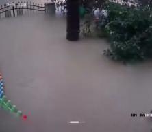 İstanbul'u vuran sağanağın dehşeti! Beykoz'da bah&ccedil;e 60 dakikada sulara g&ouml;m&uuml;ld&uuml;!