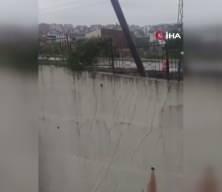 Kocaeli'de dev istinat duvarı birka&ccedil; saniyede yerle yeksan oldu! O anlar kamerada