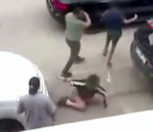 K&uuml;&ccedil;&uuml;k &ccedil;ocuk, annesini saldıran magandaya m&uuml;dahale etti