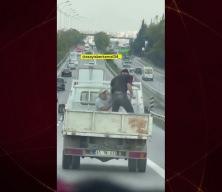 Otobandan akılalmaz g&ouml;r&uuml;nt&uuml;ler: Hareket halindeki kamyonet kasasında yumruklu kavga!