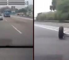 Malezya'da seyir halindeki otomobilin tekerlekleri koptu