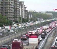 Megakent tam anlamıyla kilit! Yağmur bastırdı, İstanbul trafiği fel&ccedil; oldu!