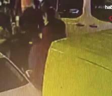 Bursa'da park halindeki araca &ccedil;arptı, ihbara gelen polise kafa attı! O anlar kamerada