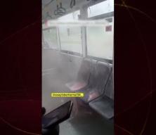 Metrob&uuml;ste akılalmaz olay: Seyir halindeyken tavanından kaynar su yağdı!