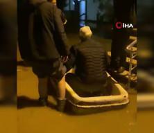 Sakarya'da namaz sonrası camide mahsur kalan imam ve cemaat botla taşındı