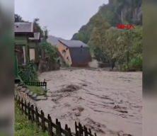 Sakarya'da sağanak nedeniyle dere kenarındaki iki katlı ev yıkıldı