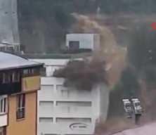 Sarıyer'de dehşet g&ouml;r&uuml;nt&uuml;ler! Sel b&ouml;yle gedi