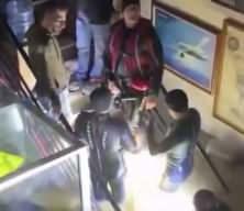 St&uuml;dyoda mahsur kalan Murat Boz, botla kurtarıldı