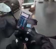 Trafikteki kurye isyanı kamerada: "Sinyal verince yol senin mi oluyor?"