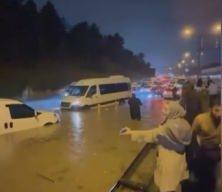 &Uuml;mraniye'de yağış nedeniyle ara&ccedil;lar mahsur kaldı