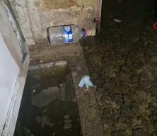&Uuml;sk&uuml;dar'da r&ouml;gar patladı! Apartmanı pis su bastı