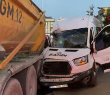 Arnavutk&ouml;y'de servis minib&uuml;s&uuml; kamyona &ccedil;arptı 9 kişi yaralandı