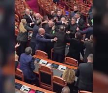 Arnavutluk'ta milletvekilleri birbirine girdi, yumruklar havada u&ccedil;uştu