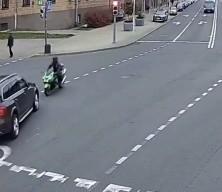  Belarus'ta korkutan kaza: Motosiklet s&uuml;r&uuml;c&uuml;s&uuml; taklalar atarak yola savruldu
