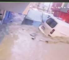  Ayazağa'da sel felaketinde ara&ccedil;ların &uuml;st &uuml;ste bindiği anlar kamerada