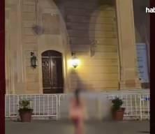 Cami &ouml;n&uuml;nde soyunup dans edip idrarını yaptı