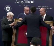 Cumhurbaşkanı Erdoğan'a Necm Suresi ayetli &ouml;zel sancak takdimi