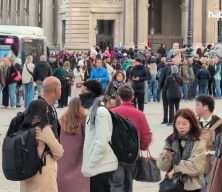 D&uuml;nyaca &uuml;nl&uuml; m&uuml;ze ziyarete kapatıldı: Louvre'a &ouml;ğrenci eylemi engeli!