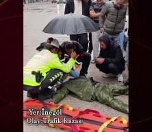 İ&ccedil;işleri Bakanı &Ccedil;ift&ccedil;i, kazada yaralanan gence şemsiye tutan trafik polisini tebrik etti