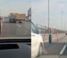 İstanbul E-5'te faciadan d&ouml;n&uuml;ld&uuml;: Seyir halindeki kamyonun iki tekerleği yerinden &ccedil;ıktı!