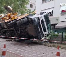 Kadık&ouml;y'de devrilen vin&ccedil; 11 katlı binaya &ccedil;arptı