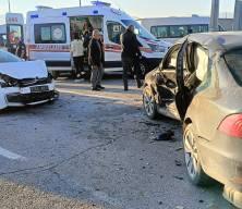 Malatya'da iki otomobilin &ccedil;arpıştığı kaza kamerada: 1'i ağır 6 yaralı