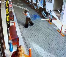 Mersin'de faciadan d&ouml;n&uuml;ld&uuml;: Cam, sokaktaki kadının yanına d&uuml;şt&uuml;