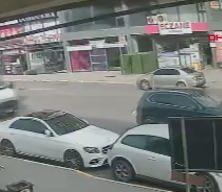 Pendik'te hafriyat kamyonunun eczaneye girdiği anlar kamerada!