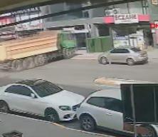 Pendik'te hafriyat kamyonunun eczaneye girdiği anlar kamerada!