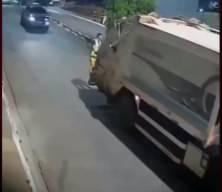 Brezilya'da dehşet anları! &Ccedil;arpışmayı son anda fark eden iş&ccedil;i &ouml;l&uuml;mden d&ouml;nd&uuml;!