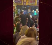 Sahnede rahatsızlanan Hakkı Bulut sedyeyle hastaneye kaldırıldı