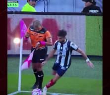 S&uuml;per Lig'in eski yıldızı korner kullanırken hakeme &ccedil;arpıp d&uuml;şt&uuml;! Dalga konusu oldu